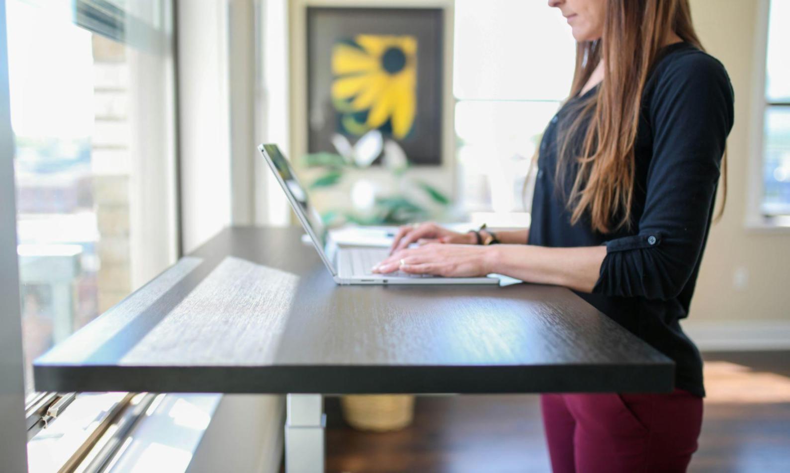 Person arbeitet an Finanzplanung mit modernen digitalen Tools